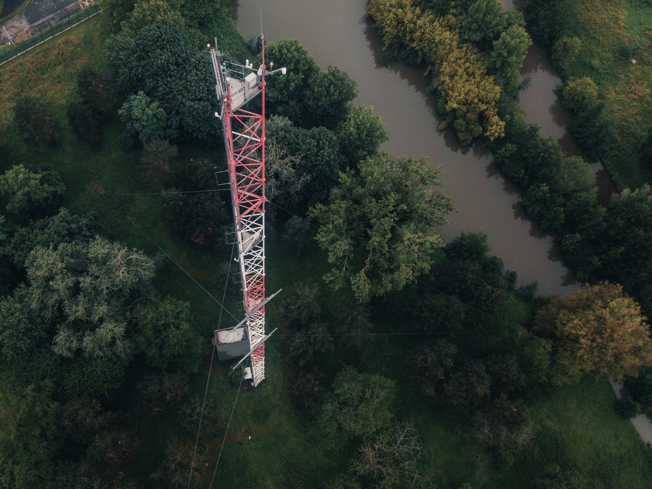 Picture of the Saclay atmospheric observation station from above in a green landscape 