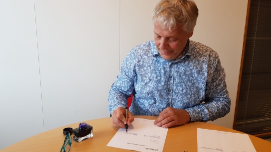 ICOS Director General Werner Kutsch signing the agreements on the U.K. co-hosting the Ocean Thematic Centre