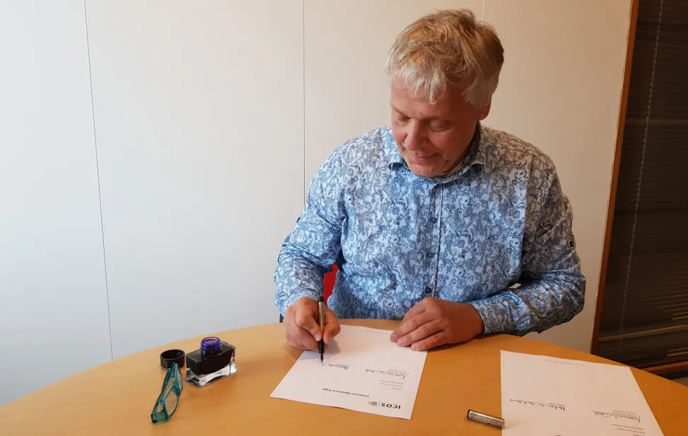 ICOS Director General Werner Kutsch signing the agreements on the U.K. co-hosting the Ocean Thematic Centre