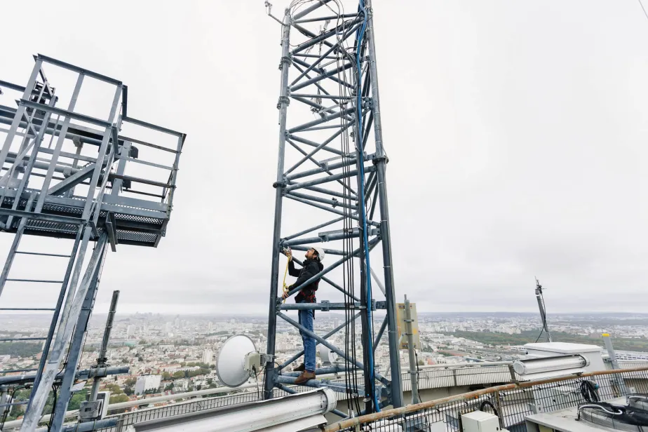 FLUXES: Detecting emissions from Parisian rooftops